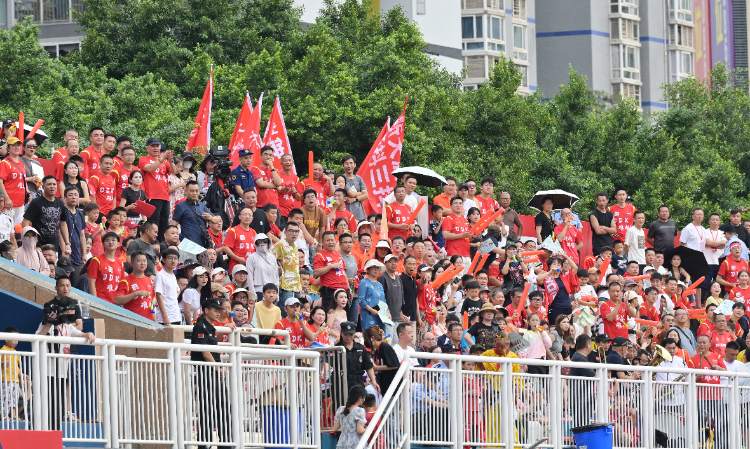 重庆德比, 旭在下半场, 万人观战