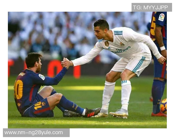 梅西与C罗的传奇之路：足球小书揭秘两大巨星的辉煌历史与球星卡收藏价值